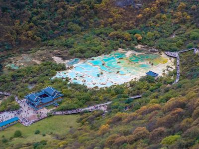 國內(nèi)景區(qū)客流高位運行 黃龍創(chuàng)紀錄與黃果樹飽和下的管理挑戰(zhàn)